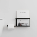 Porte-papier avec étagère pour salle de bain, idéal pour le rangement et la décoration. Accessoire pratique et élégant pour maximiser l’espace dans votre salle de bain en Tunisie.