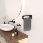 orte-serviettes minimaliste installé dans une salle de bain contemporaine en Tunisie
