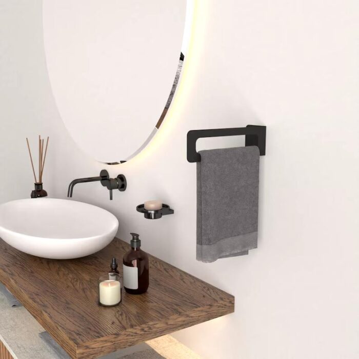orte-serviettes minimaliste installé dans une salle de bain contemporaine en Tunisie